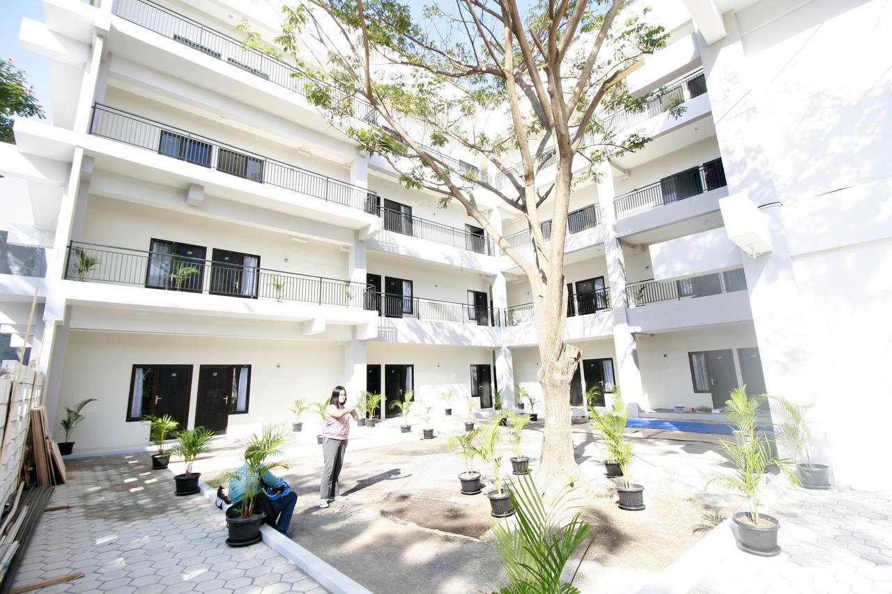 Dparagon Medokan Ayu Hotel Surabaia Exterior foto